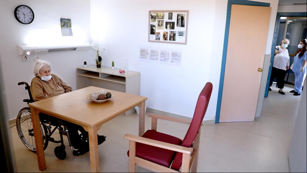 Los geriatras avisan de las “repercusiones negativas” en los mayores ante las restricciones de visitas a residencias