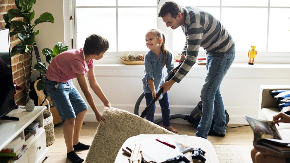 ¿Quieres criar un adulto exitoso? Implica al niño en las tareas de casa