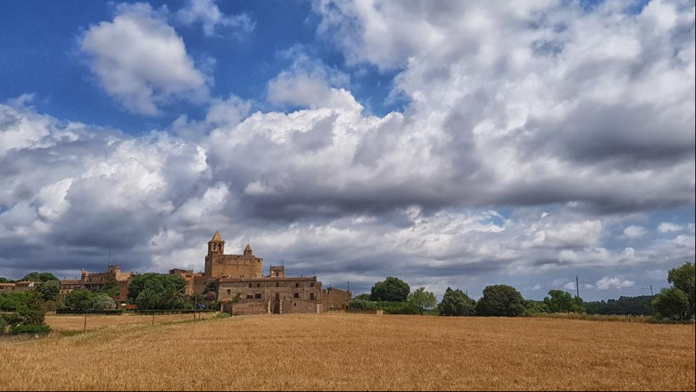 Nubes sobre la iglesia de Madremanya