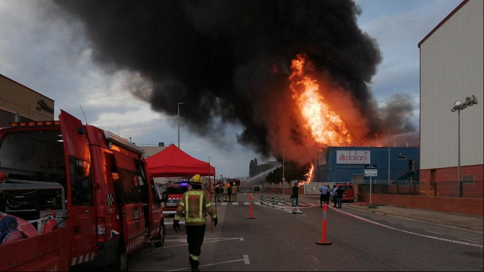 Un incendio en una fábrica de aromas para la alimentación asusta al Baix Llobregat