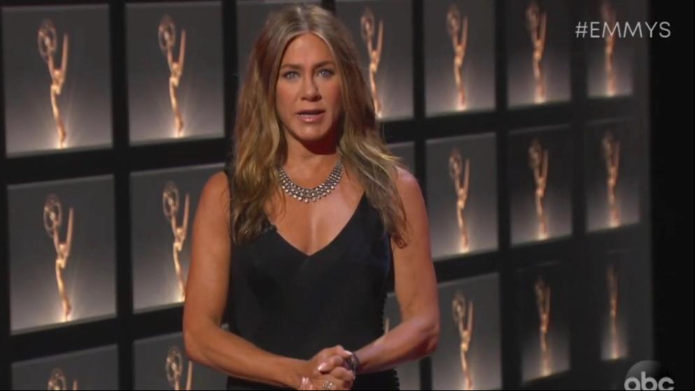 Jennifer Aniston se convierte en viral vestida en pijama y con mascarilla facial