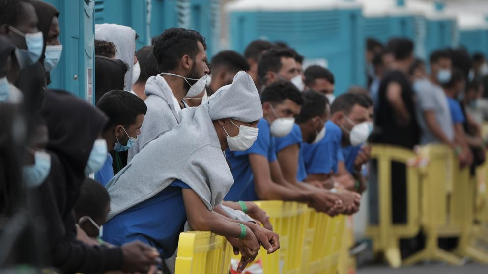 España critica el pacto de migración, pero lo acepta como base negociadora