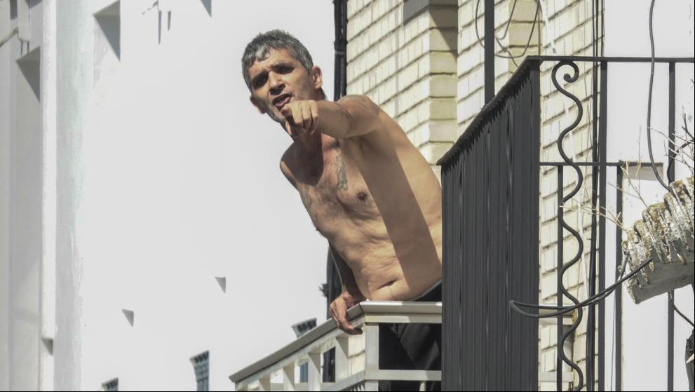 Detenido un hombre que amenazaba con disparar a la calle desde su balcón de Coria del Río