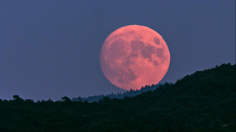 ¿Has visto la Luna llena de tres colores?