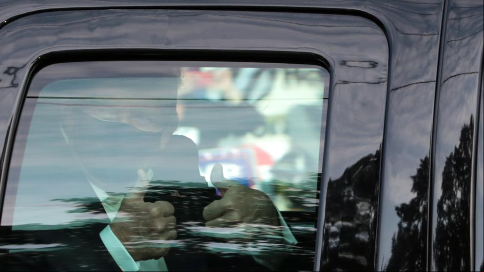Trump sale del hospital para saludar a los ciudadanos congregados en el exterior
