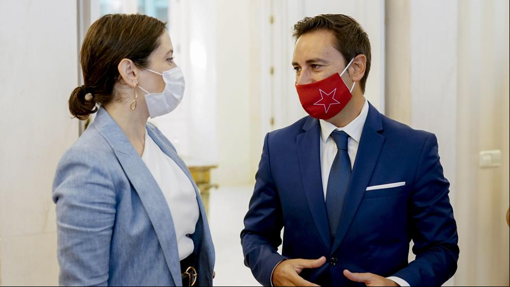 Ayuso aparca el adelanto electoral y retoca varias consejerías