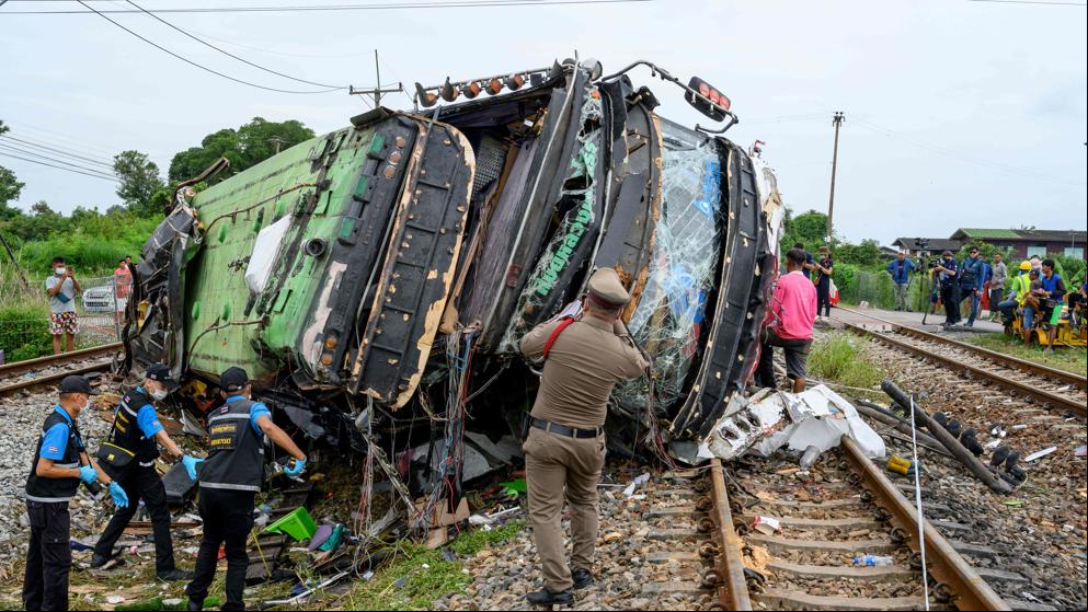 La colisión entre un tren y un autobús deja al menos 18 muertos en Bangkok