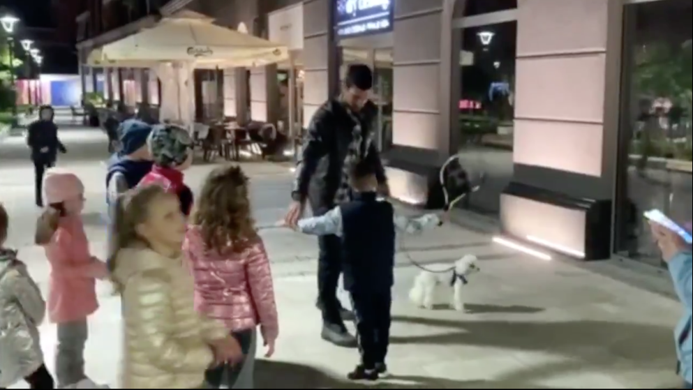 Novak Djokovic: de sacar al perro a dar una clase improvisada a unos niños