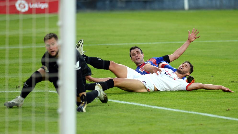 El Eibar se aprovecha de un Sevilla con la cabeza en la Champions