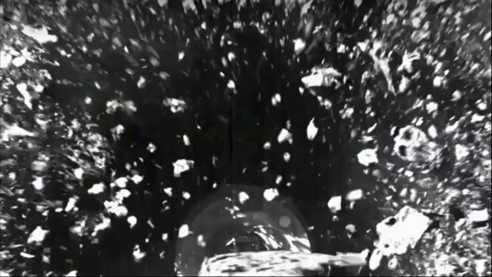 La sonda de la NASA Osiris-Rex precoge muestras suficientes del asteroide Bennu