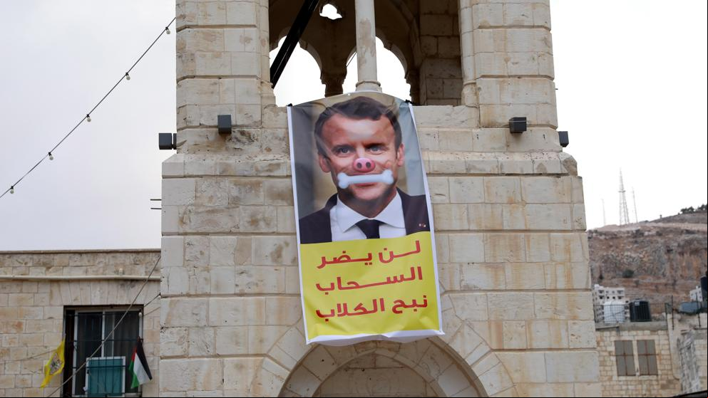 Palestinos protestan contra Macron por defender las caricaturas de Mahoma