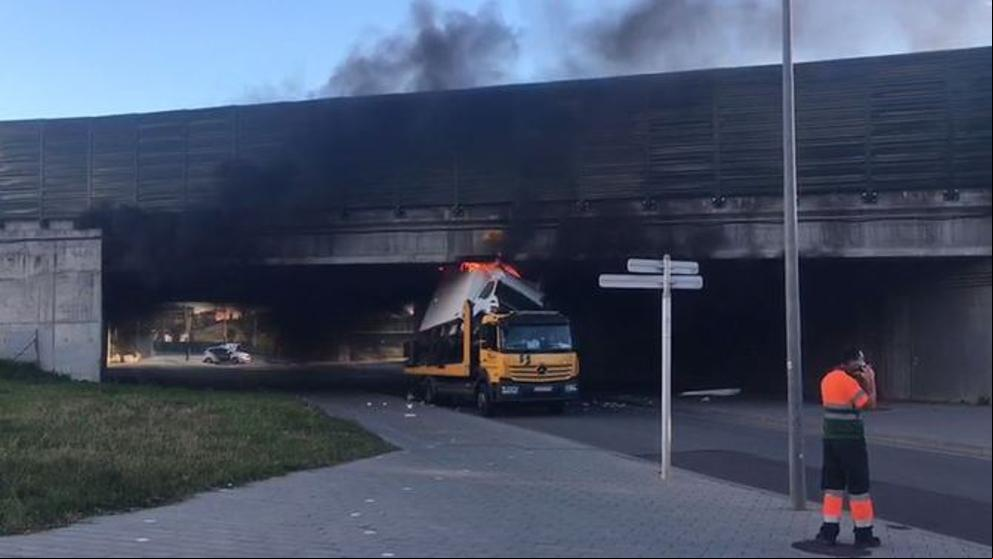 Un camión se incendia tras quedar encallado en un puente de la B-23