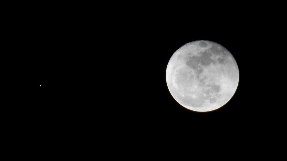La NASA anuncia la detección de agua en la superficie de la Luna