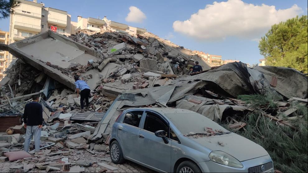 Un pequeño tsunami inunda una ciudad costera turca tras el terremoto en el Egeo