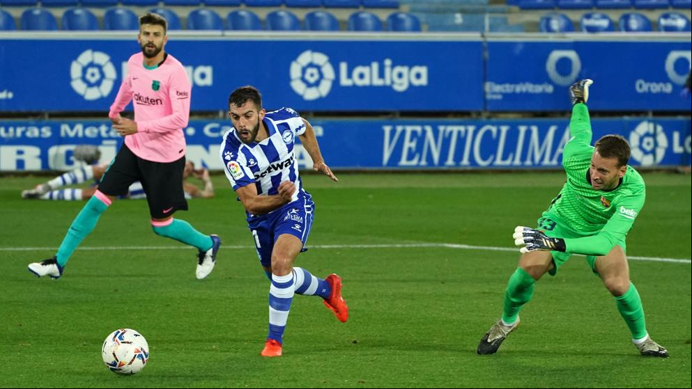 El grosero error de Neto en el gol del Alavés