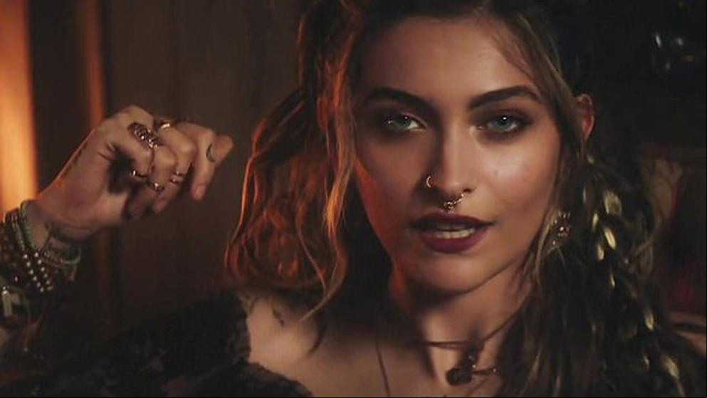 Paris Jackson roza el gore con su sangriento nuevo videoclip