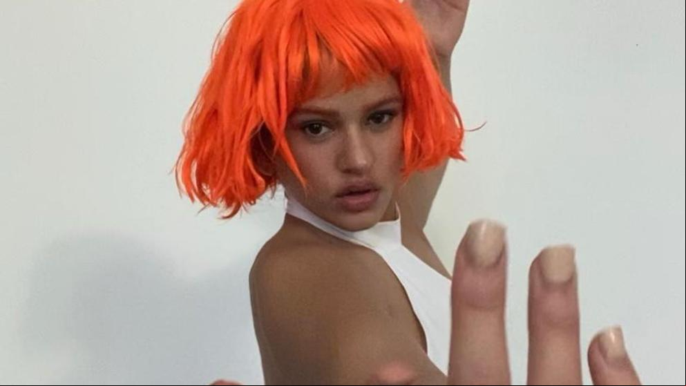 Rosalía desata la locura disfrazada de Milla Jovovich en ‘El quinto elemento” para Halloween