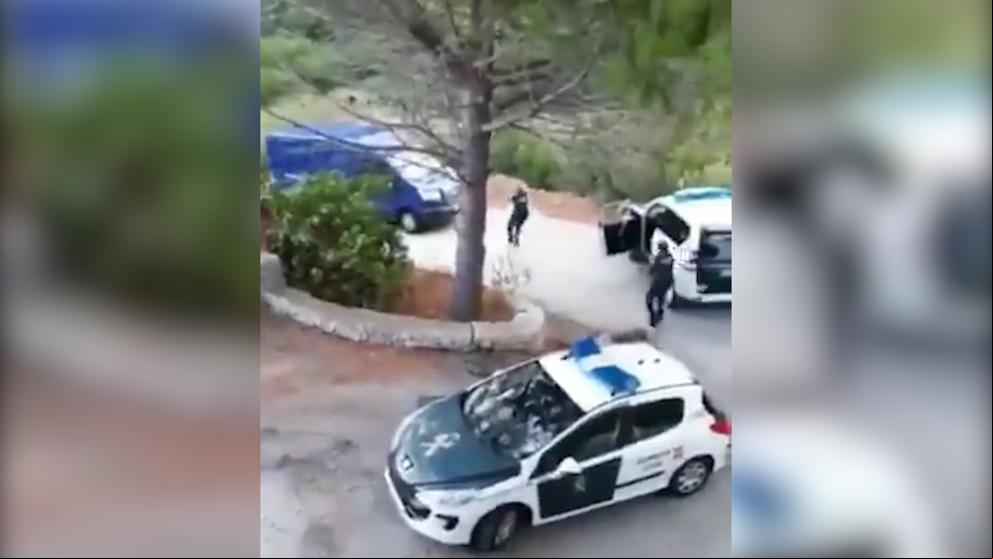 Un conductor descontrolado provoca una violenta persecución y un tiroteo en Calpe