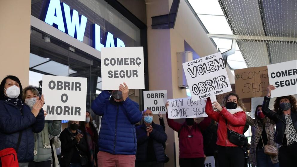 Empresarios y trabajadores protestan contra el cierre obligado de los centros comerciales