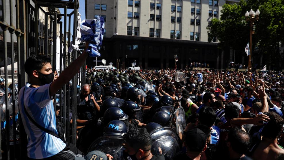 El velatorio de Maradona en la Casa Rosada se desmadra y acaba en disturbios