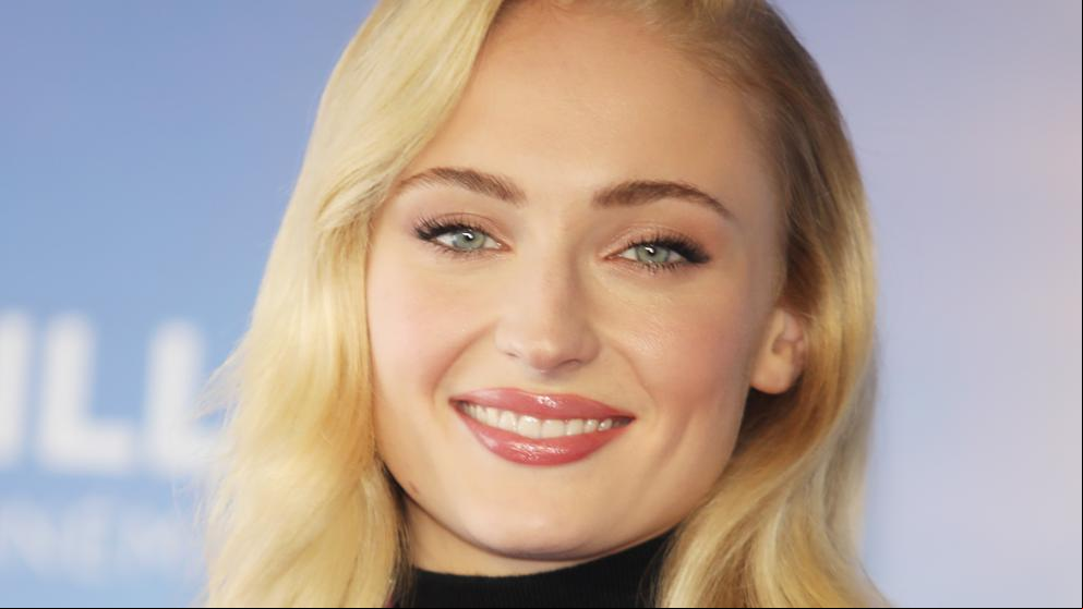 Sophie Turner agota la chaqueta tendencia de Mango