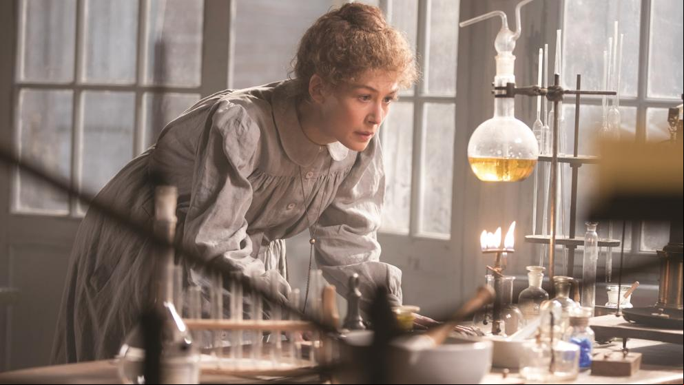 Rosamund Pike: “El mundo ha vuelto a prestarle atención a la ciencia”