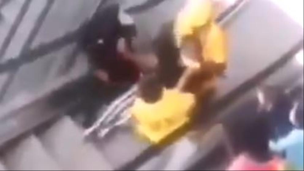 Atascos y caídas en las escaleras mecánicas de un centro comercial de Camerún